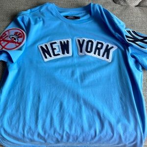 Mens size XL Yankees shirt.
